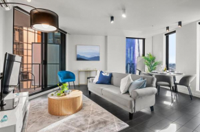Marvel Stadium Apartment with Rooftop Pool and Free Parking